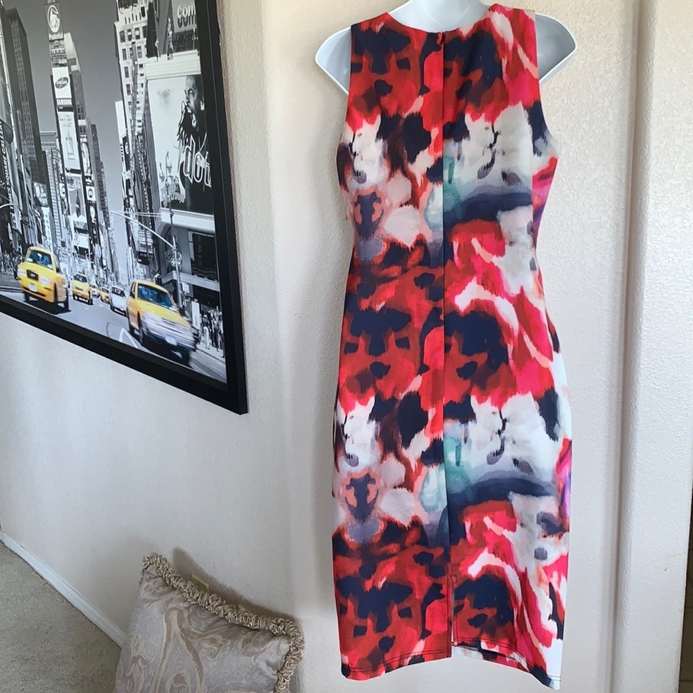 Vintage JENN sleeveless dress, sheath, red & purple on cream, back zipper. 40 - Picture 3 of 17